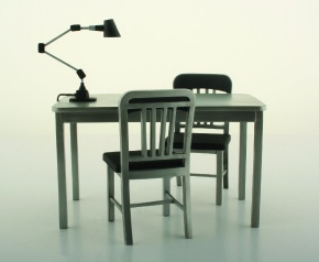 MPIRE-004-Bki5ObeMaXEVmB Verhöraum Tisch, Stühle und Lampe