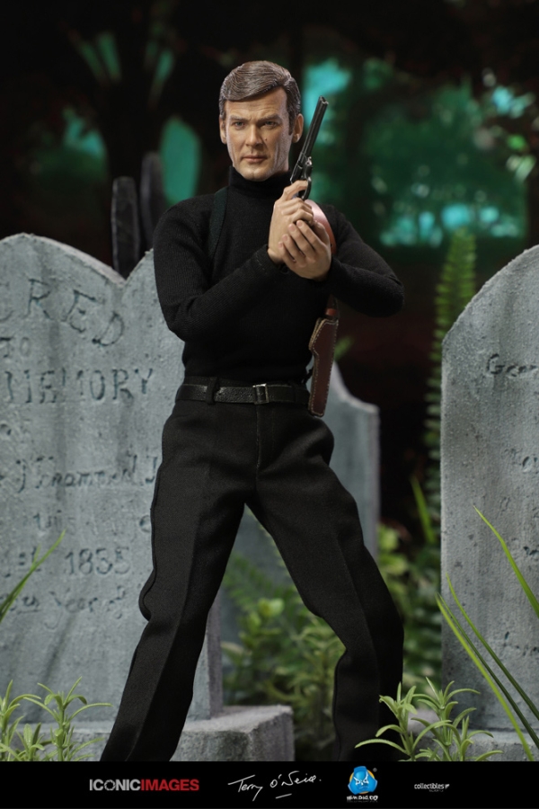 RM001a-13F5FesZ018otAX Roger Moore - 007