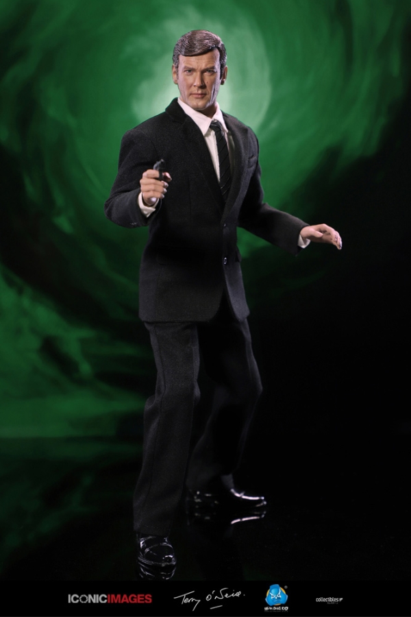 RM001a-19v9XvGDhE22U8I Roger Moore - 007