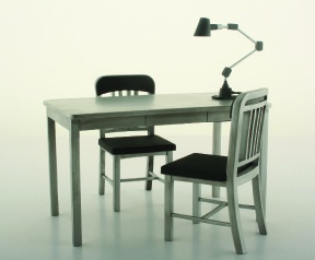 MPIRE-004-AOpYQBVzZUh932 Verhöraum Tisch, Stühle und Lampe