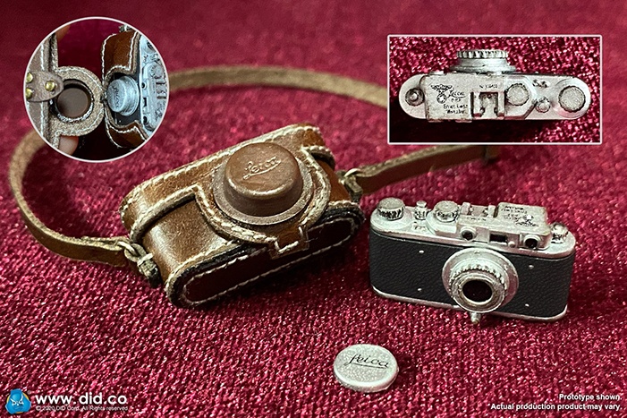 Leica Camera w/ leather carrying case