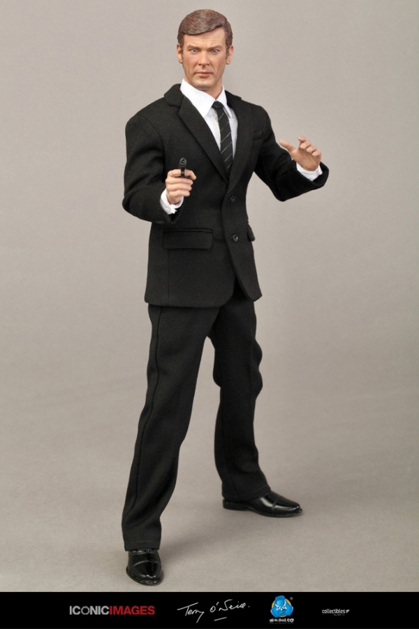RM001a-10 Roger Moore - 007
