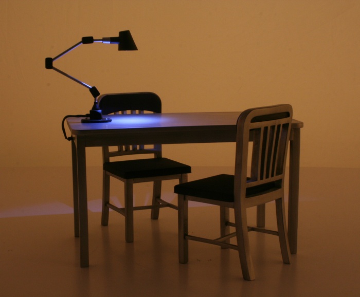 Verhöraum Tisch, Stühle und Lampe