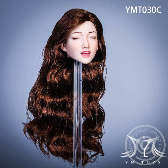 Kopf - geschlossene Augen, lange braune Haare