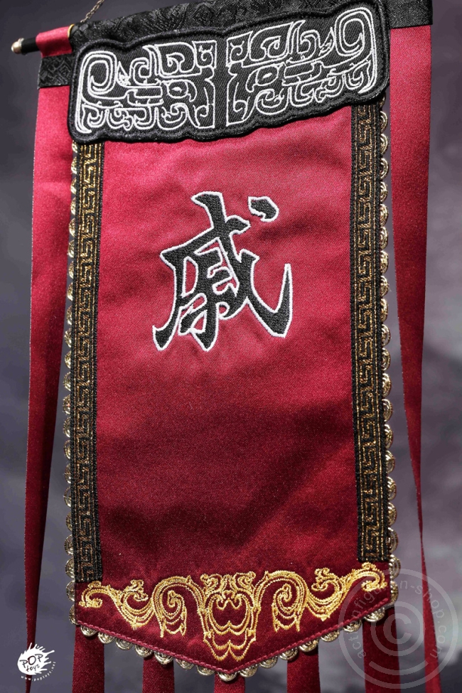 Heroine Mrs. Qi + Pferd + Banner