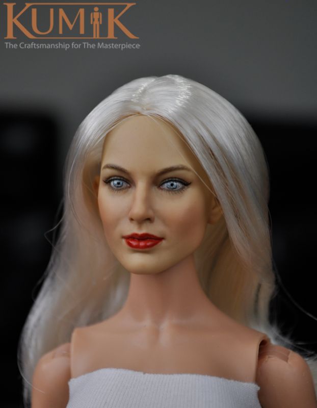 Weiblicher Kopf - platin-blonde Haare
