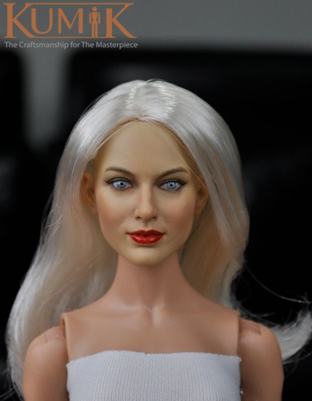 Weiblicher Kopf - platin-blonde Haare