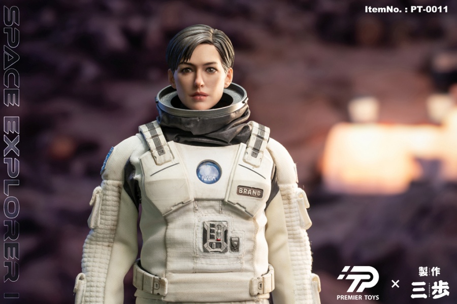 Female Interstellar Space Explorer - in 1/6 scale