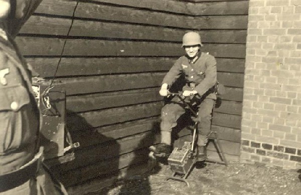 Funkgeraete-Orginal-07 Waffen XX Funker-Team - incl. Tretsatz 15