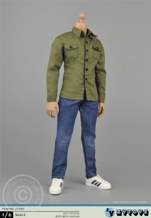 zy5001-07Zva89ZSNvWxA9 Grünes Hemd mit Jeans und Gürtel