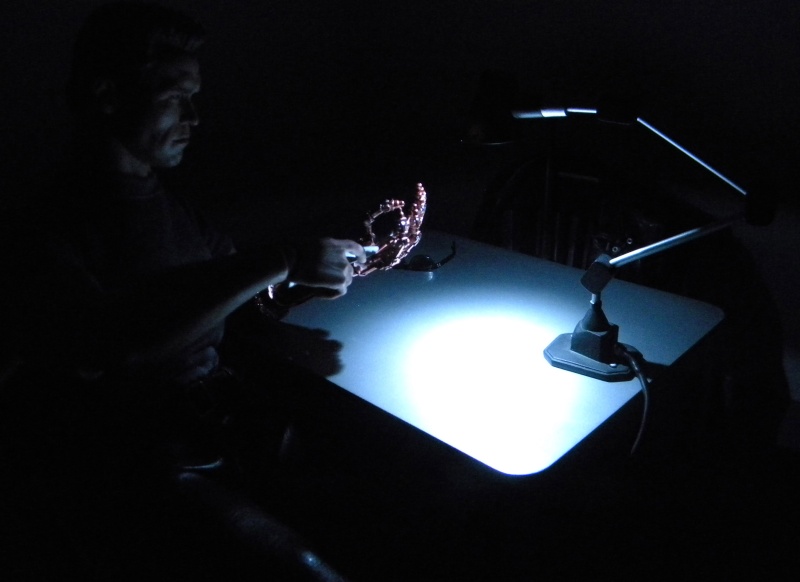 MPIRE-004-DISqcFefnh7M4A Verhöraum Tisch, Stühle und Lampe