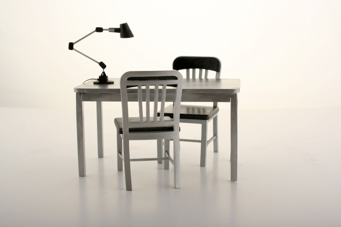 Verhöraum Tisch, Stühle und Lampe