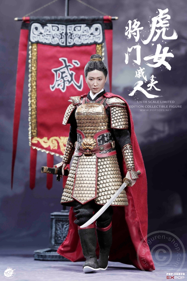 Heroine Mrs. Qi + Pferd + Banner