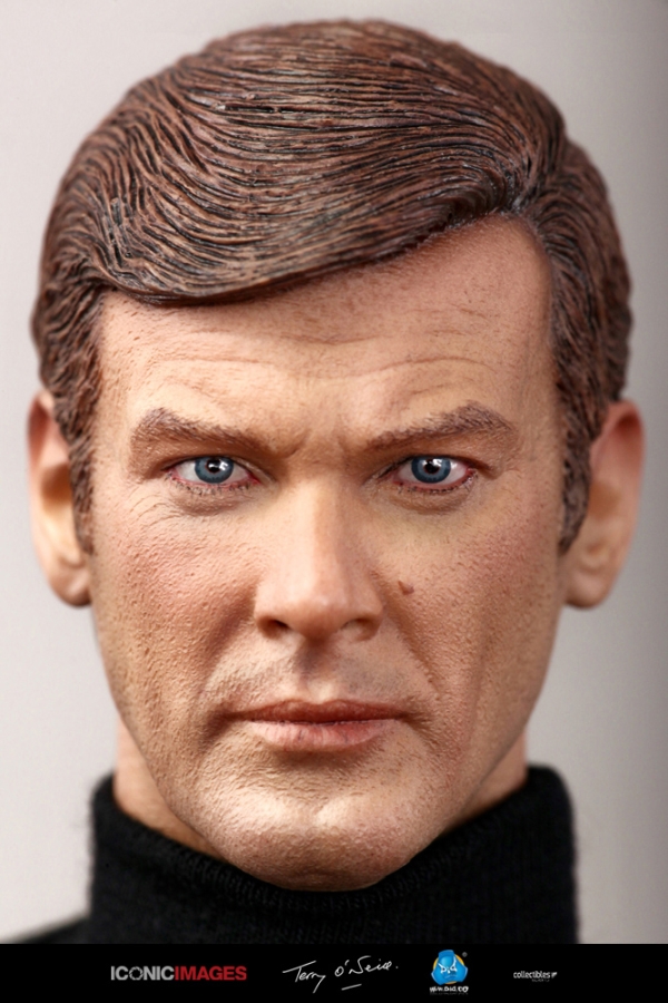 RM001a-01 Roger Moore - 007
