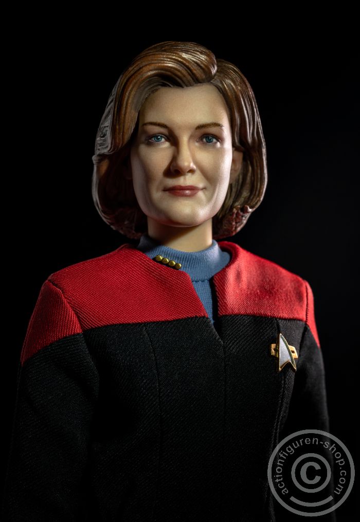 EX-01-004-01 Captain Kathryn Janeway - Star Trek: Voyager