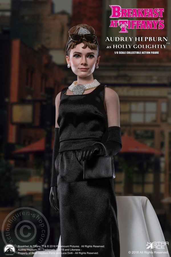 SA051-05NpInPNUAL4B2M Audrey Hepburn - Breakfast at Tiffany