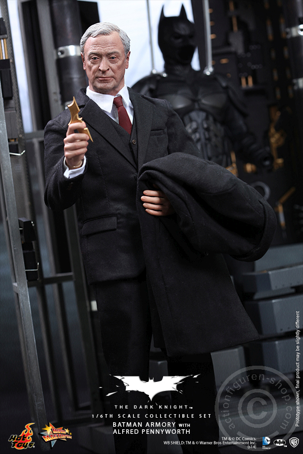 175744-07 The Dark Knight - Batman Armory w/ Alfred Pennyworth